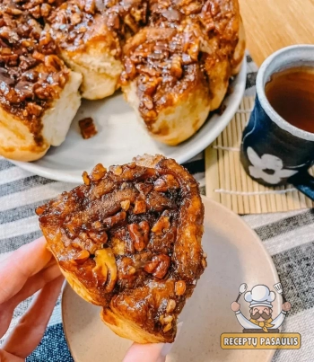 Geriausios lipnios cinamoninės bandelės su klevų sirupo glaistu