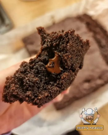 Drėgnas ir saldus kakavinis kolos pyragas su glajumi