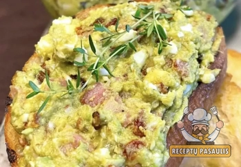 Avokado ir kiaušinių užtepėlė su traškiu bekonu ir džiovintais pomidorais