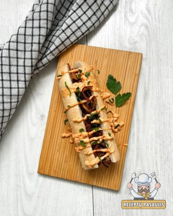 Dešrainiai (hot dogs) su dešrelėmis ir karamelizuotais svogūnais