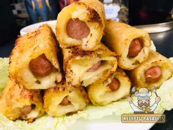 Dešrelės su bulvių koše ir sūriu, susuktos į vaflį