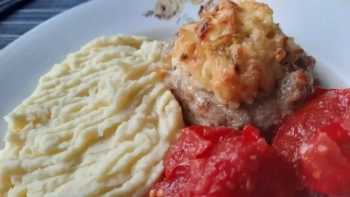 Maltos mėsos krepšeliai su kiaušinių, svogūnų ir sūrio kepure