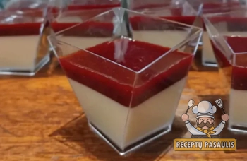 Panna cotta su medumi, grietinėle ir uogomis