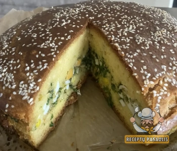 Užpilamas kiaušininis pyragas su svogūnų laiškais