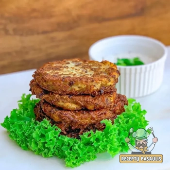 Bulviniai blynai su mėsos faršu ir svogūnais