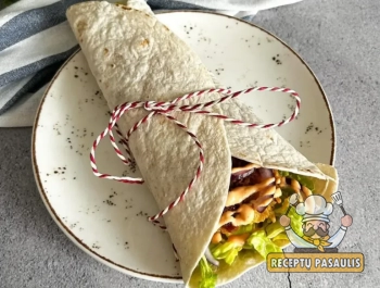 Tortilijos suktinukas su traškia vištiena, iceberg salotomis ir svogūnais