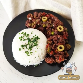 Kubietiškas jautienos faršo troškinys su vynu (Picadillo cubano)