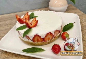 Sveikesnis graikiško jogurto ir kokosų kremo tortas "Vasara" su braškėmis