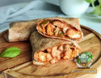 Greiti tortilijų suktinukai su vištiena, paprikomis ir skaniu padažu