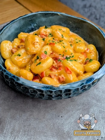 Gnocchi virtinukai su chorizo dešra, grietinėle ir parmezano sūriu