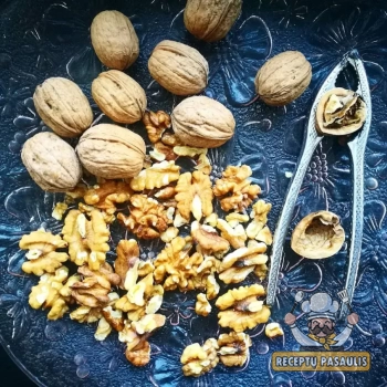Graikiniai riešutai su medumi ir kanapine druska