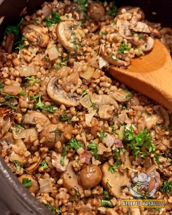 Grikiai su pievagrybiais ir morkomis