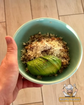 Gurmaniška grikių košė su kietuoju sūriu ir avokadu