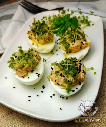 Tunu ir marinuotais agurkais įdaryti kiaušiniai