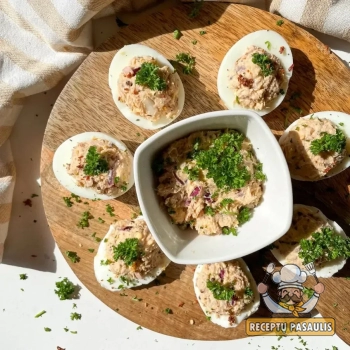 Įdaryti kiaušiniai su šprotais, majonezu ir žalumynais