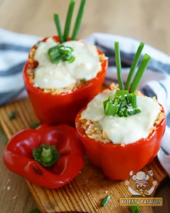 Įdarytos paprikos su faršu, ryžiais, morkomis ir sūriu