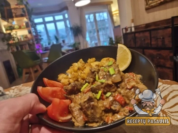 Troškintos jautienos kepenėlės su grietinėle ir apkeptu kalafioru