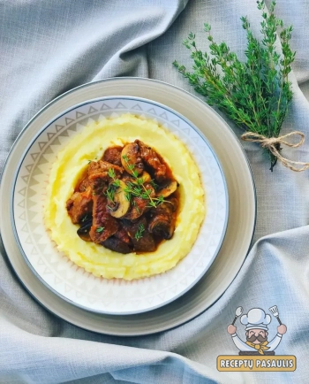 Ilgai troškinta jautienos mentė baltajame vyne