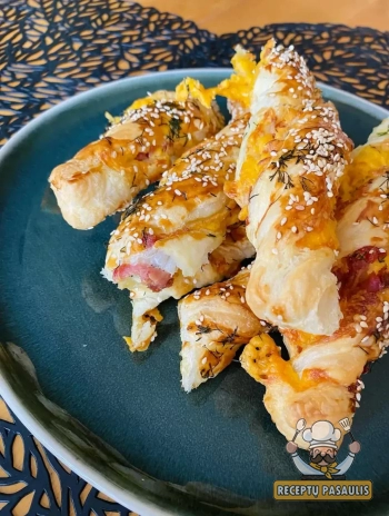 Sluoksniuotos tešlos juostelės su čederio sūriu ir serano kumpiu