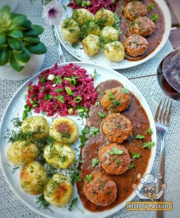 Kalakutienos kukuliai įdaryti varškės sūriu ir troškinti pomidorų padaže