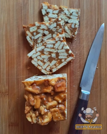 Greitas karamelinis tinginys su riešutais ir rududu