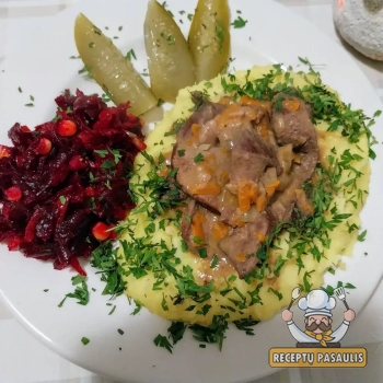 Kiaulių kepenėlės grietinėlės padaže su bulvių koše ir burokėlių mišraine