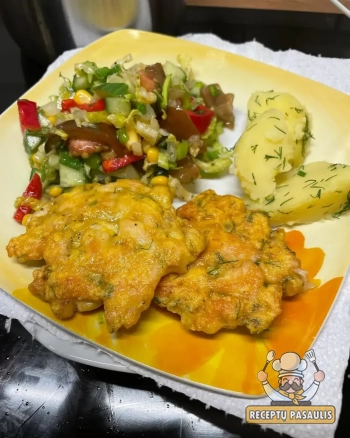 Kiaulienos kumpio kepsnys su daržovėmis ir marinuotais agurkais