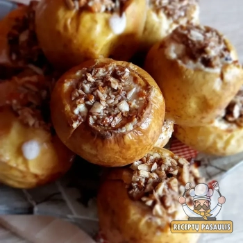 Kepti obuoliai su varške, razinomis ir graikiniais riešutais