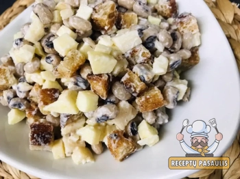 Keptos duonos ir pupelių salotos-mišrainė su sūriu