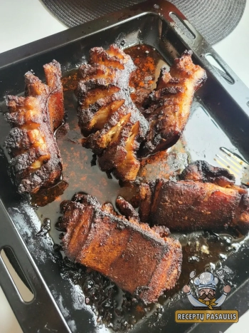 Traški kiaulienos šoninė su odele, kepta gabaliukais, orkaitėje