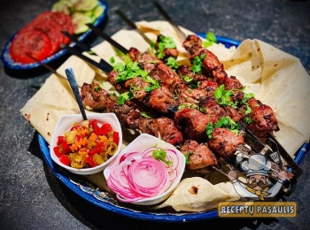 Kiaulienos šaslykų raugimas su gazuotu mineraliniu vandeniu