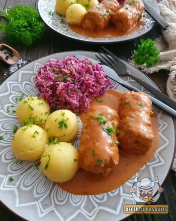 Orkaitėje kepti kiaulienos suktinukai su sūriu ir svogūnais