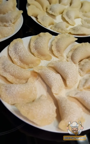 Plikytos tešlos koldūnai su varškės, virtų bulvių ir mėtų įdaru