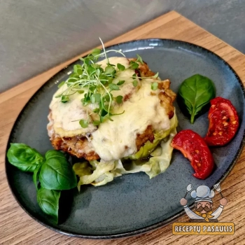 Kopūstų pjausniai su vištienos faršu, mocarela ir pomidorais