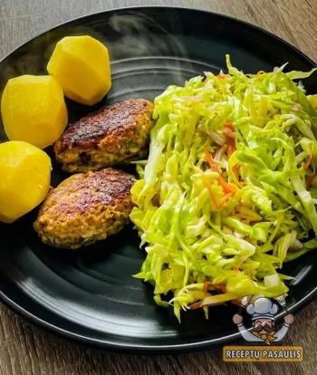 Traškios kopūstų salotos su morkomis, kaip valgykloje