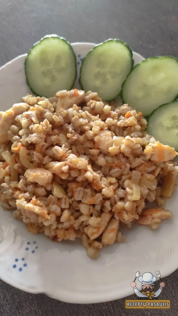 Perlinių kruopų košė su vištiena ir morkomis