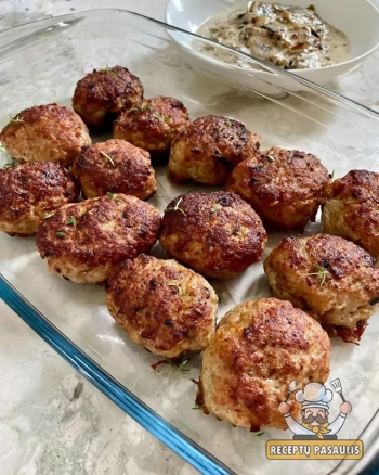 Kiaulienos faršo kotletai su morkomis ir džiūvėsėliais