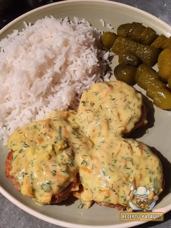 Kiaulienos kotletai su kopūstais ir česnakiniu morkų padažu