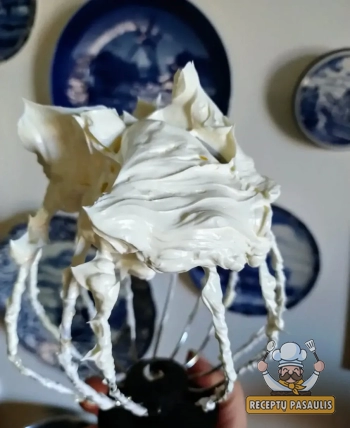 Greitas sviestinis kremas su cukraus pudra, pienu ir vanilinu