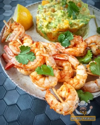 Keptuvėje keptos aštrios krevetės ant iešmelių