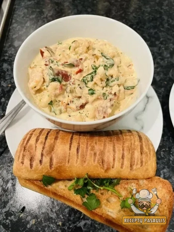 Krevetės grietinėlės padaže su špinatais ir saulėje džiovintais pomidorais