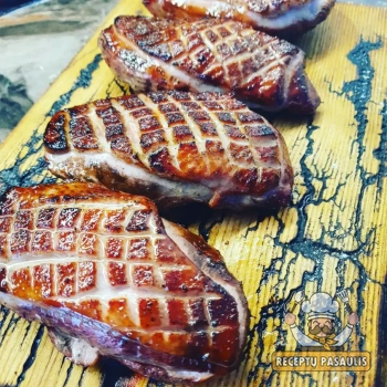 Kepta anties krūtinėlė kamado tipo kepsninėje