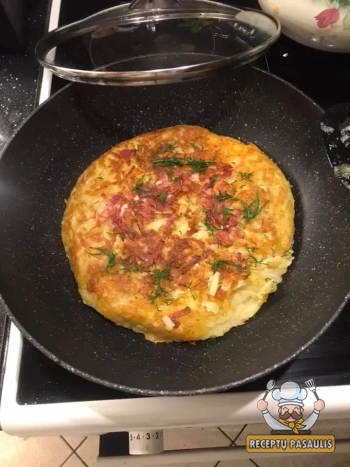 Traškus bulvių plokštainis (kugelis) keptuvėje