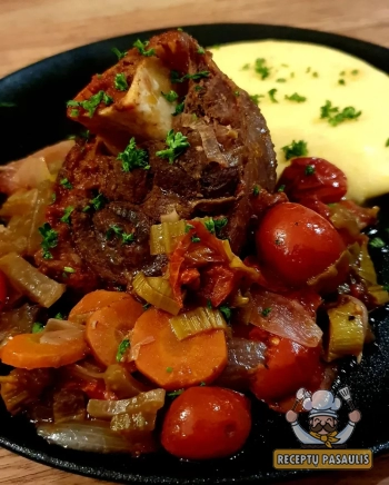Troškinta ėrienos kulninė su bulvių, moliūgų ir žiedinio kopūsto tyre