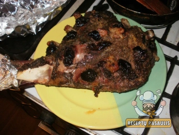 Stirnos koja kepta lauko pečiuje su lašiniais ir žolelių marinatu
