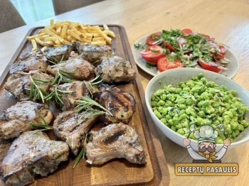 Ėrienos kauliukai su nugarine (lamb chops), kepti grilyje