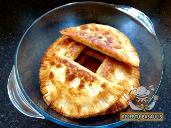 Greitai pagaminami tinginių čeburekai iš lavašo, su mėsa ir sūriu