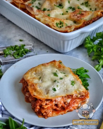 Lazanija su vištiena, baltu ir konservuotų pomidorų padažais