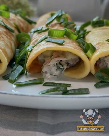 Skanūs keto blyneliai su tunu ir žaliuoju agurku