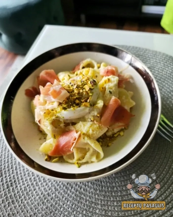 Kreminiai makaronai su burrata sūriu ir vytintu kumpiu